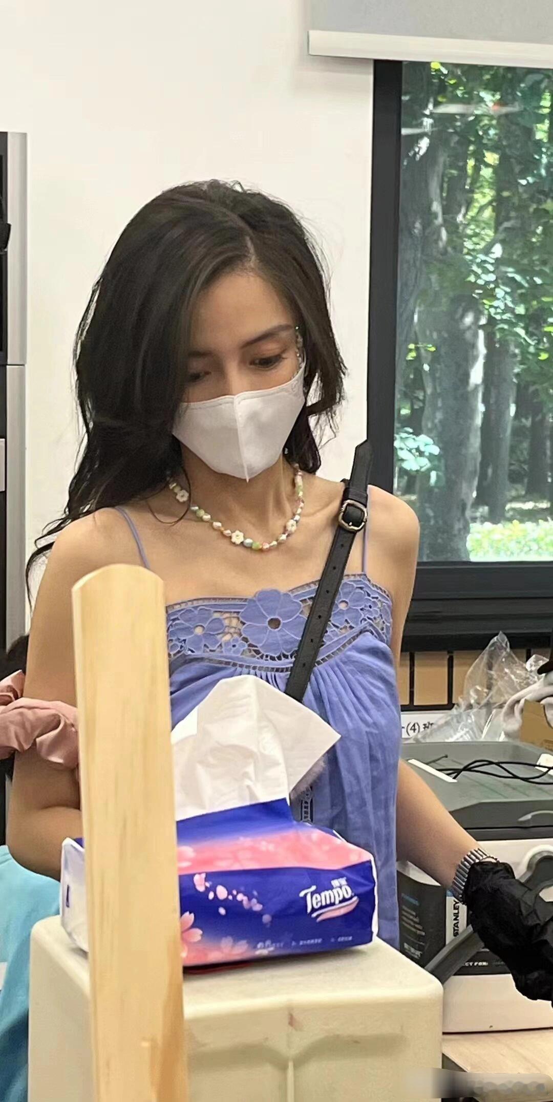 看出来了，Angelababy最近真的挺闲的，都亲自来参加家长会了[哈哈]会不会