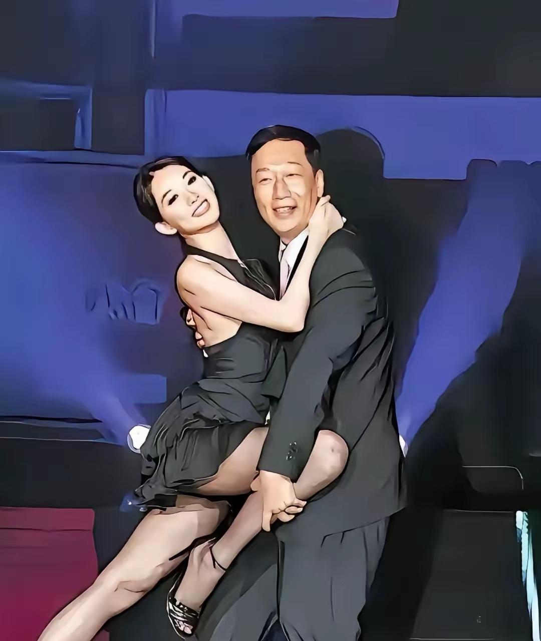 林志玲和郭台铭
这可不是演出，这是郭台铭聚会的一个场景，偶尔一个动作，被抓拍而已