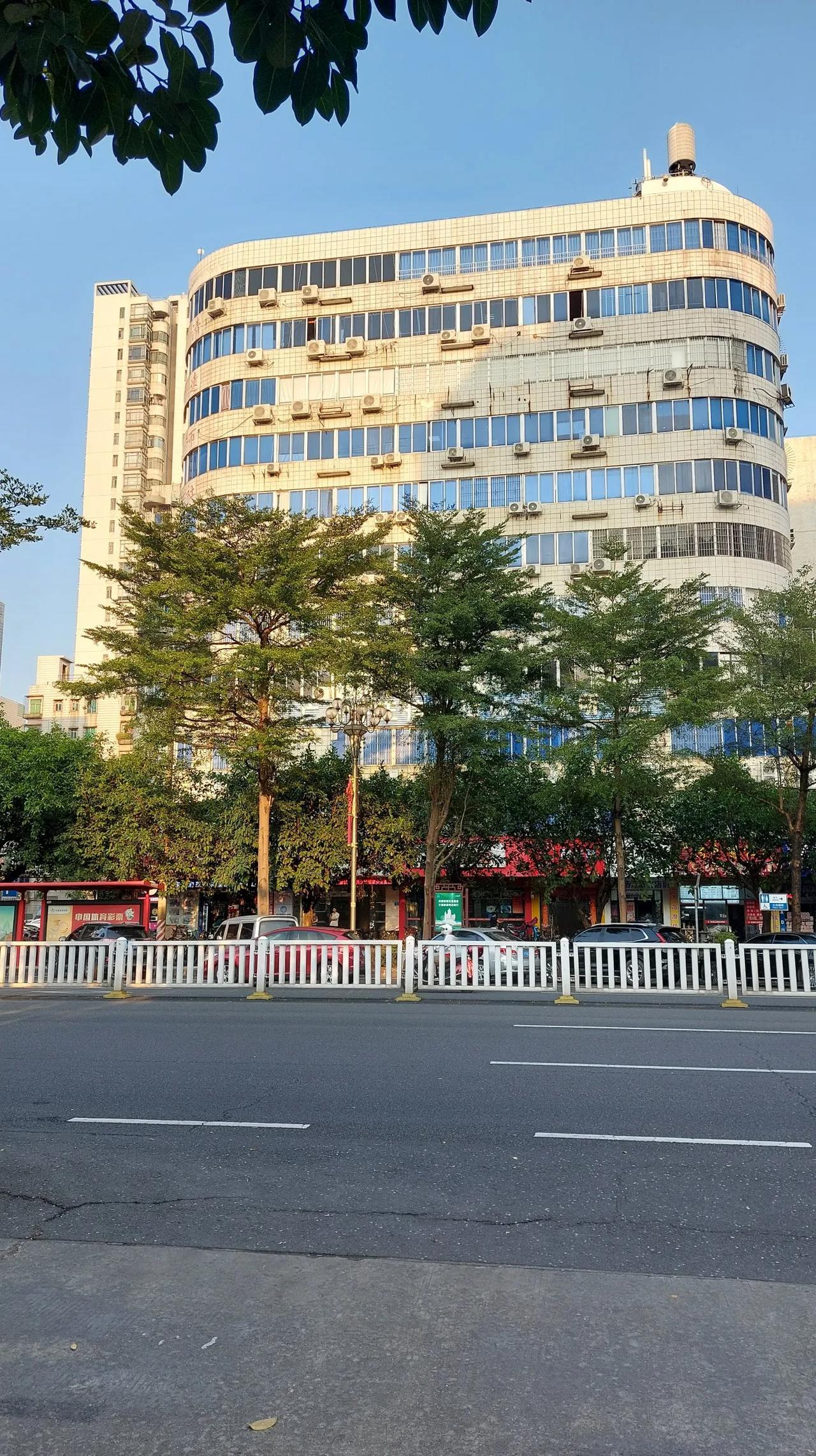 清远市建筑质量很好的老旧步梯楼，以前建这么高的步梯楼是要讲质量过硬的，30年后除