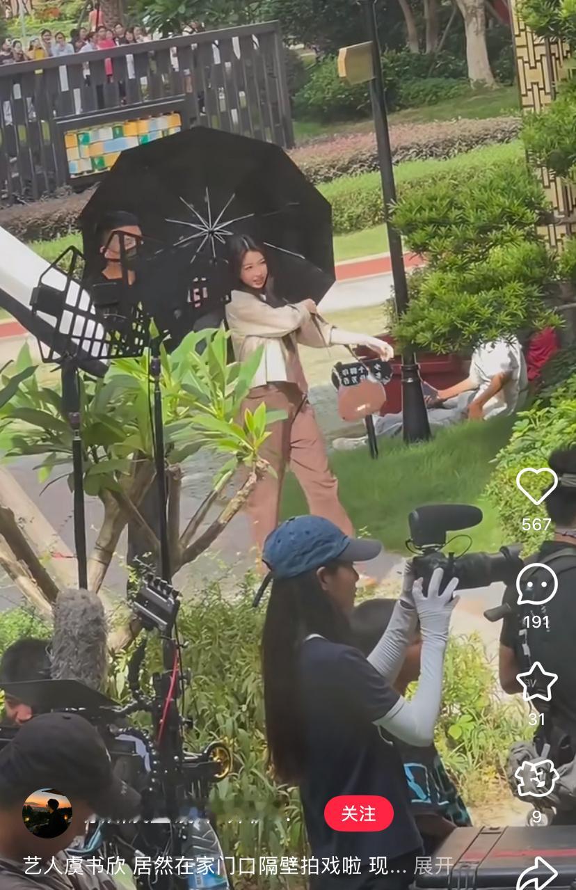 居然在家门口偶遇剧组🎬还好手机拍到了真人[憧憬][憧憬]虞书欣 ​​​