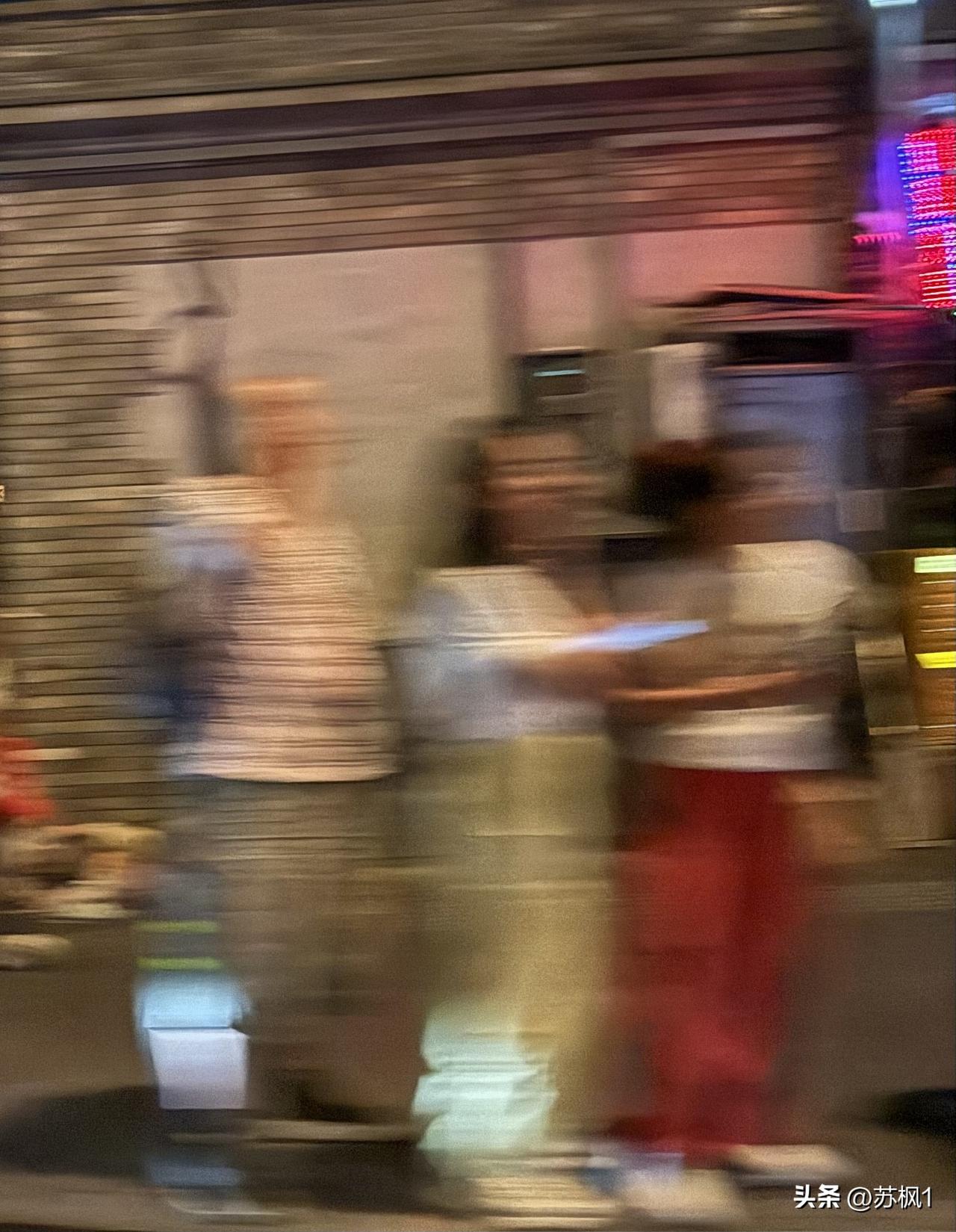 梦中人：车中夜拍，拍到了匆匆忙忙的行人，犹如梦中看不清楚的人