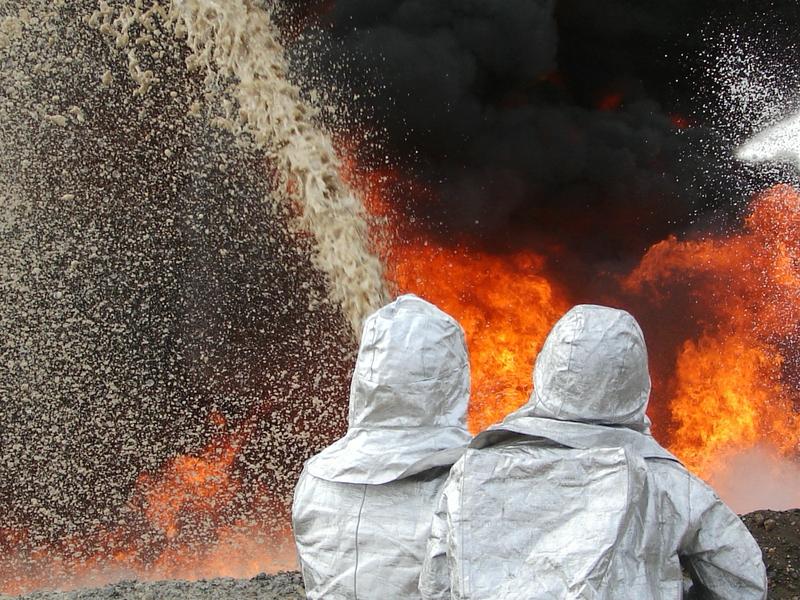 11月25日中午，北京怀柔区潮白河有惊险一幕。一名女子因个人问题轻生跳入5米多深