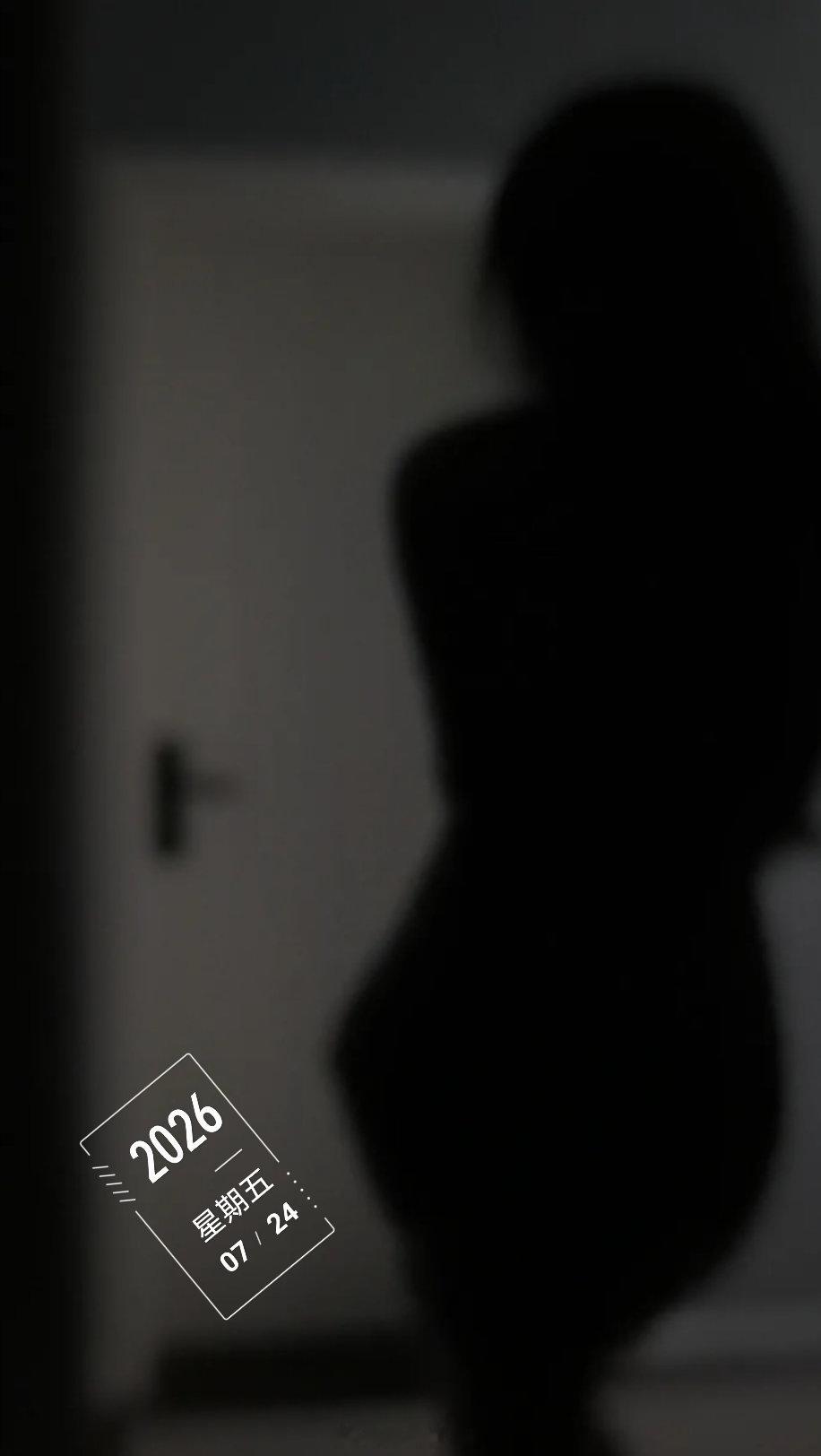 夜深了，长夜漫漫没人知道，方便偷偷想你吗 