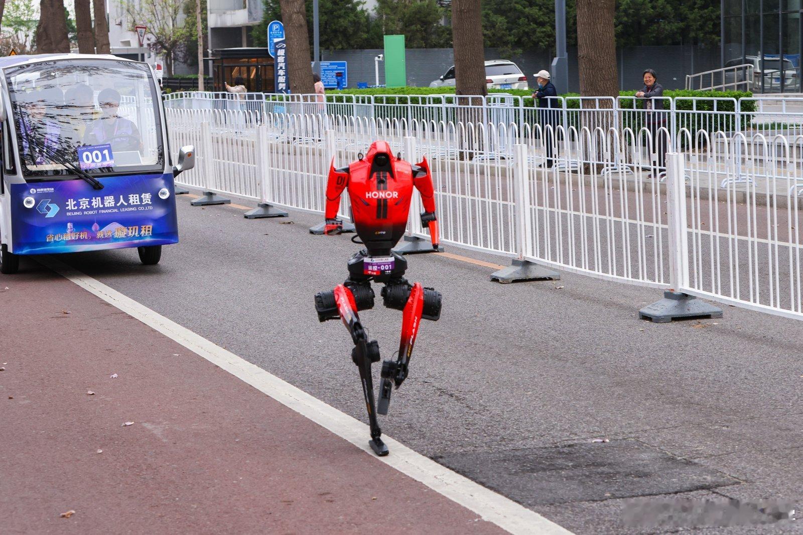 荣耀这个机器人“闪电”也太猛了，50分26秒跑完半马，直接拿冠军，比人类世界纪录
