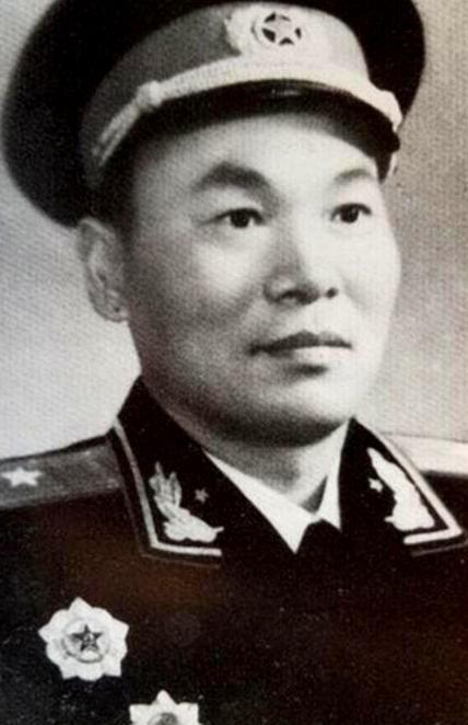 1970年，北京军区政委人选迟迟难以敲定，毛主席突然想起什么，拍案问道：