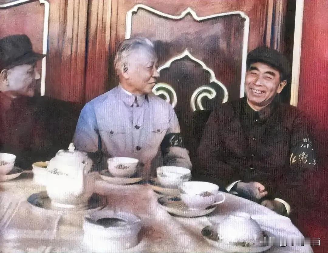 戴着红卫兵袖章的三个老人，最后一次聚首！一别就是永别！