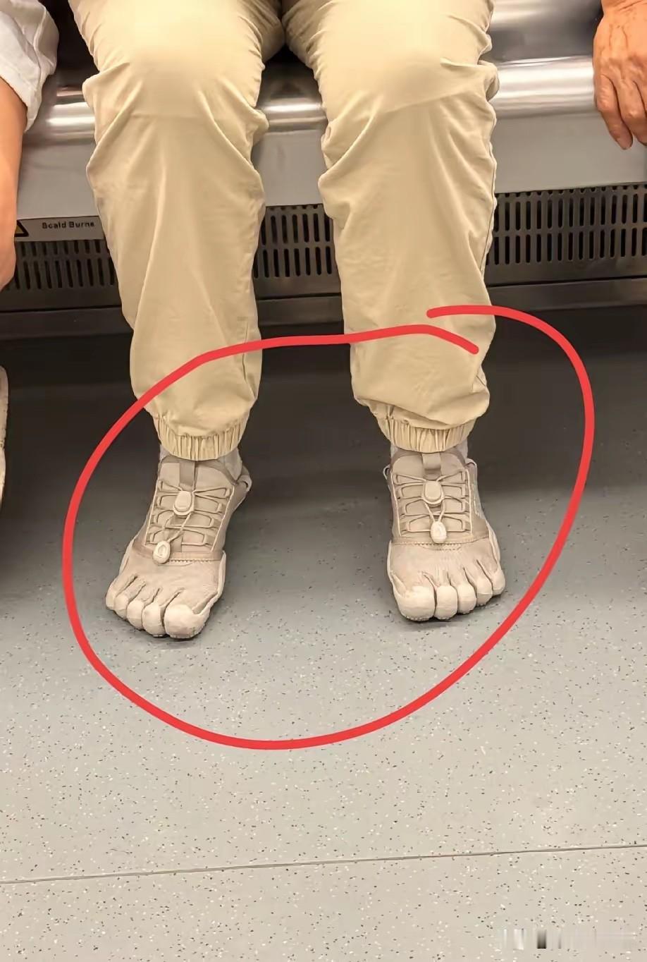 这款鞋子很别致，就是不知道穿起来舒服不