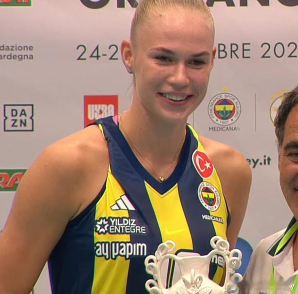 【撒丁岛排球挑战杯最佳阵容】👑 最有价值球员：🇷🇺费多罗夫采娃🏐 最佳二