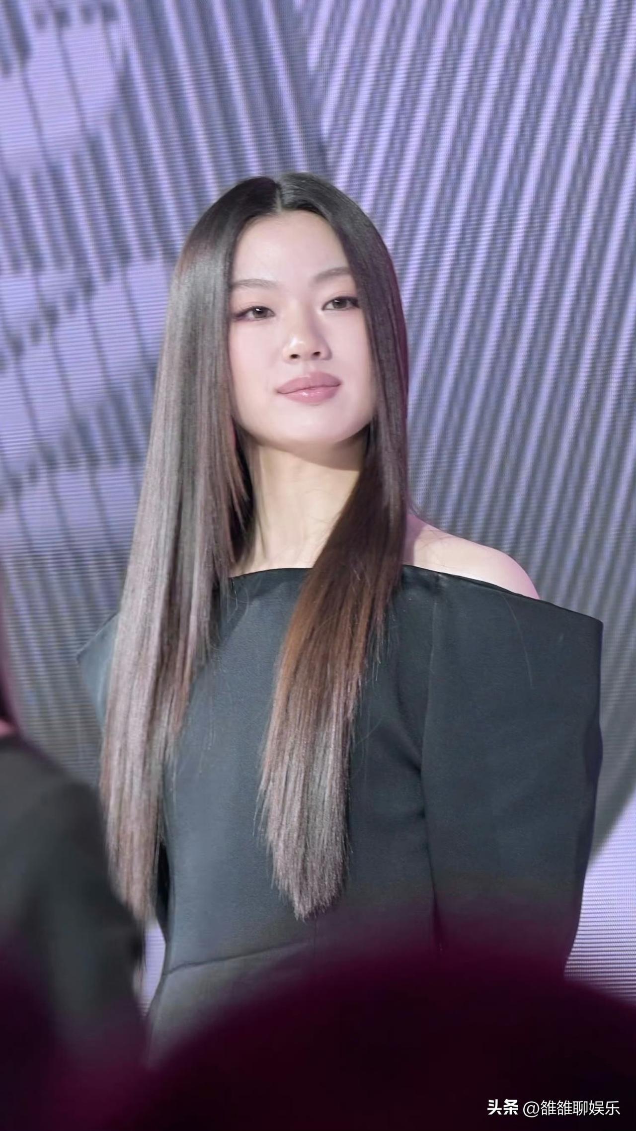 单依纯，高调上热搜。

3月31日晚，最近陷入版权风波争议的单依纯，高调现身上海