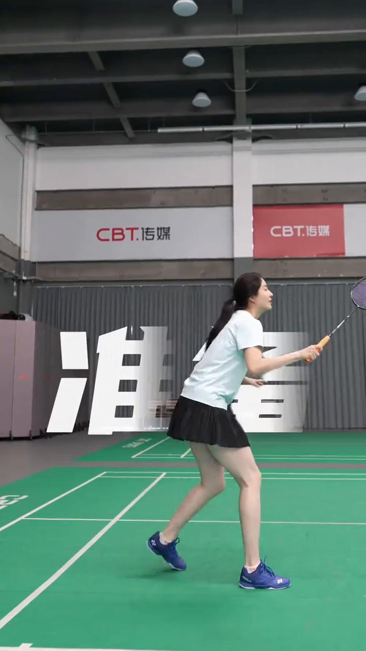拍。
大小臂45度夹角，引拍抬肘。