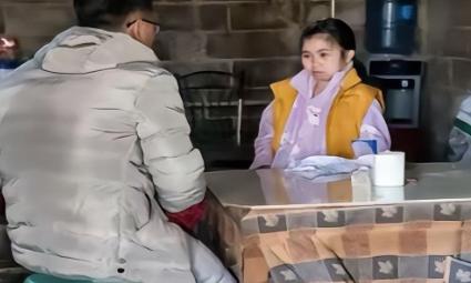 泪目！陕西一男子爱上了女网友，千里迢迢去表白，没想到，女孩是双腿残疾，靠捡废品维