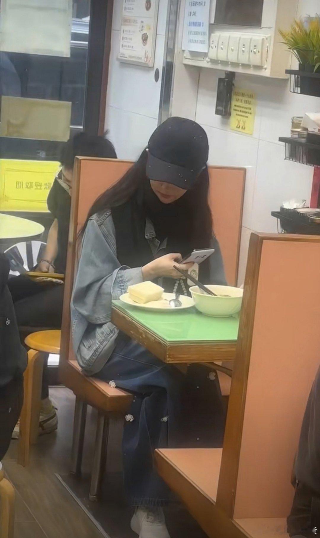 刘亦菲自拍发现被拍的反应上一秒：手机先吃，认真营业的美食博主上线；下一秒：被发现