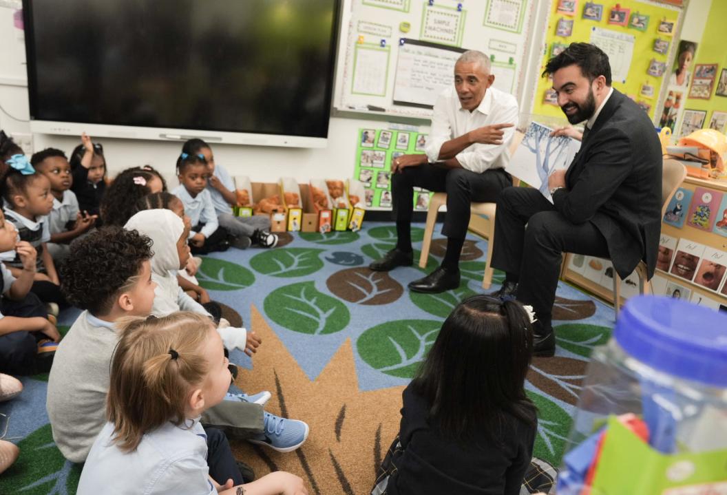 巴拉克·奥巴马分享了一组照片，记录了他近期造访纽约市一家托儿中心的情景；在那里，