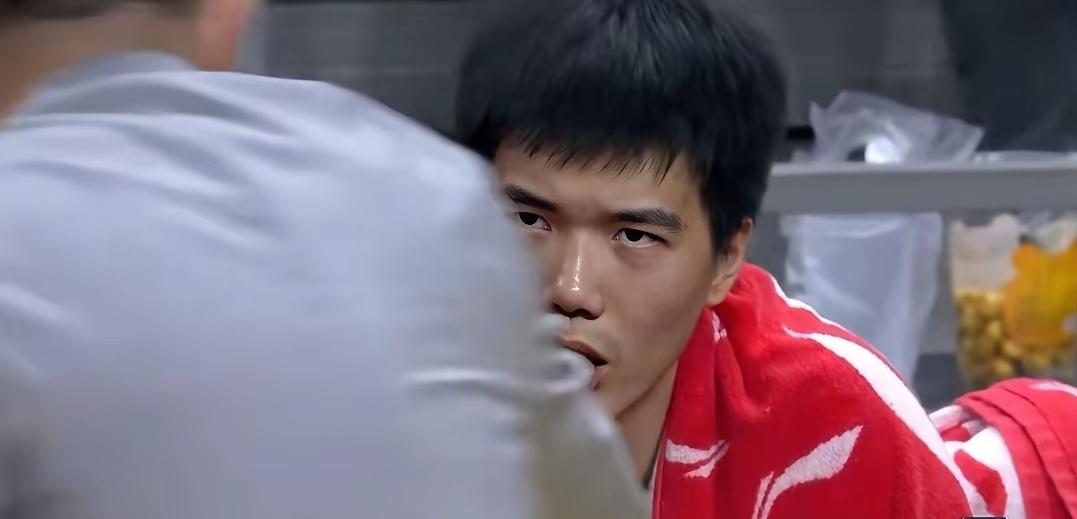 焦泊乔这到底是有多累！
也不知道是身累，还是心累？
眼神黯淡，又略带一丝委屈和倔