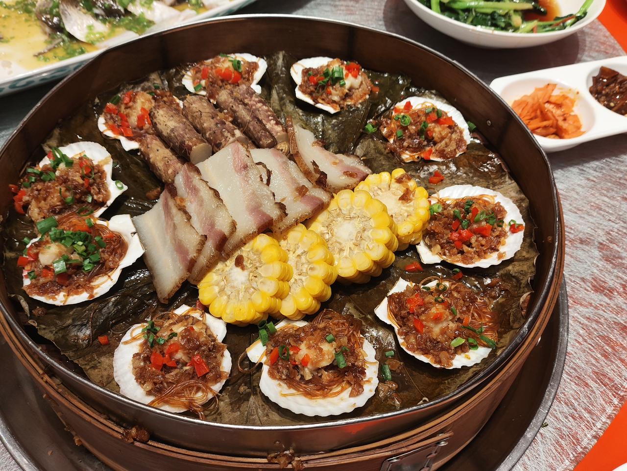 蒸笼荷香杂鲜宴
 
竹笼铺叶盛珍馐，
扇贝铺丝缀辣椒。
三层咸肉凝脂润，
数段山