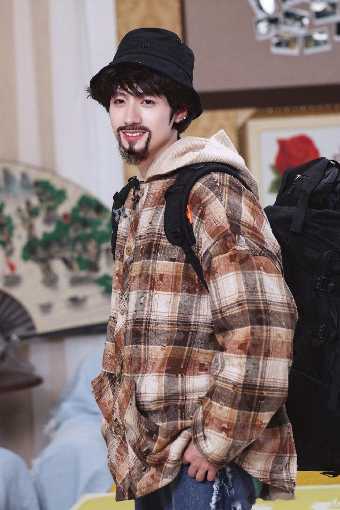 #朱志鑫番茄少年# #朱志鑫背包客# 朱志鑫有着如春日暖阳般的温柔。他的一个微笑