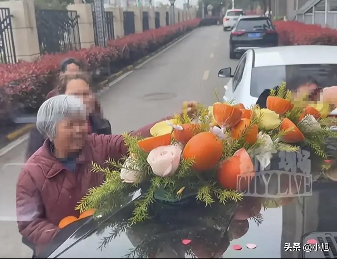 婚车刚布置好，橙子还没在车头捂热乎，一群老人就直接上手了。
3月26日，安徽淮南