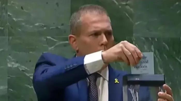 以色列代表居然粉碎了《联合国宪章》，太狂妄了！他是对联合国表示强烈抗议。

联合