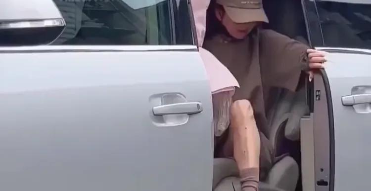 [赞][赞]不懂就问，擦屁股怎么办助理都走到眼前了，杯子还直接扔地上！我只能说无