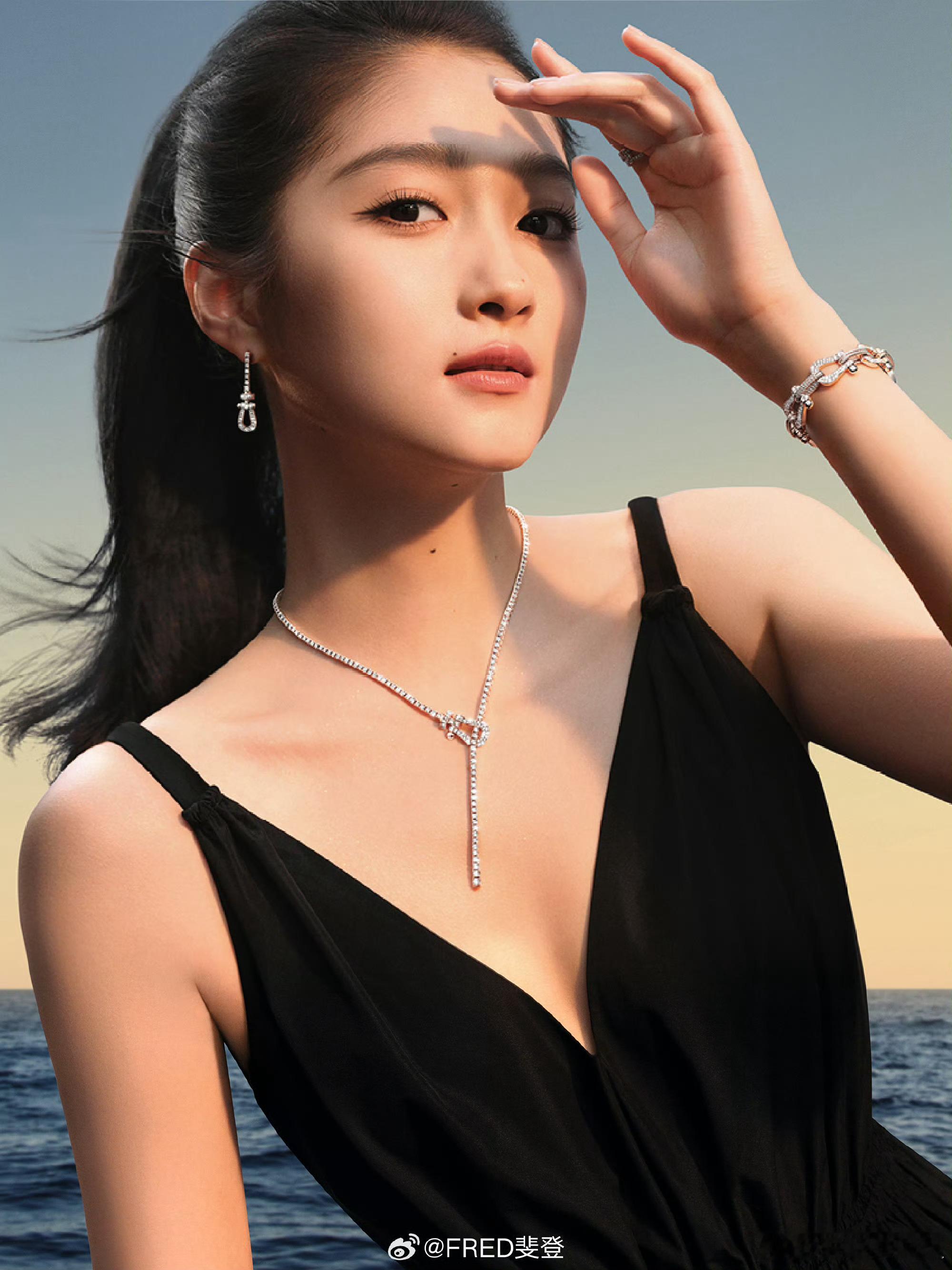 #娱乐[超话]##关晓彤深v黑裙##关晓彤深v吊带裙#关晓彤深v吊带裙好迷人，已