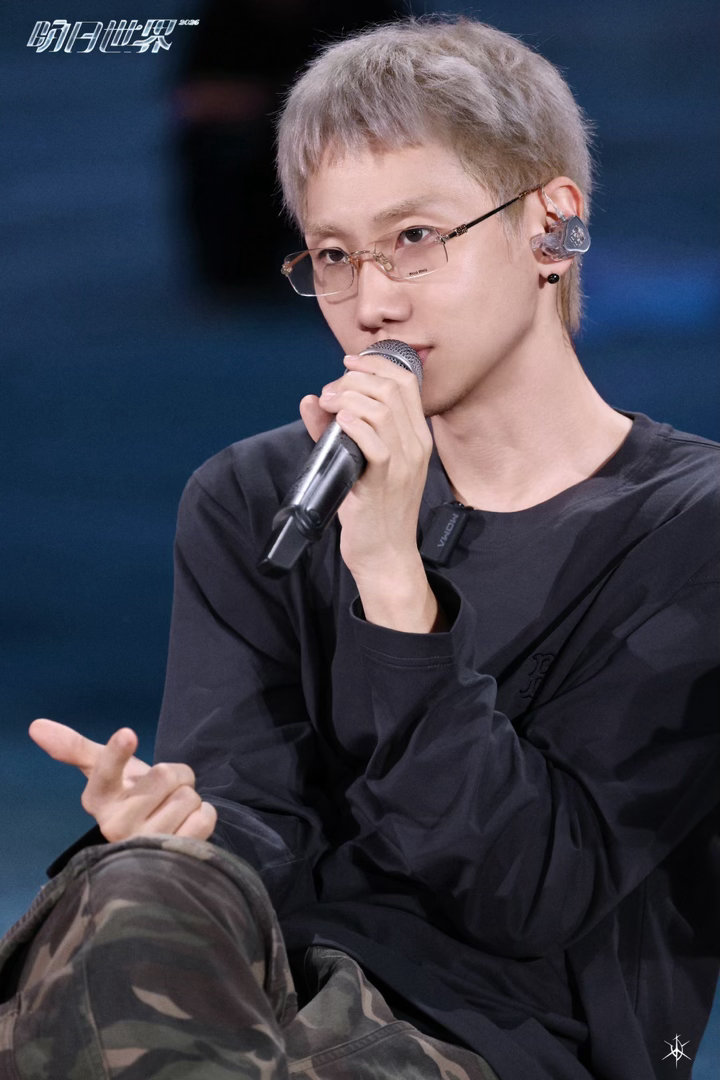 汪苏泷成都演唱会前排没有一个本地人 假期赴约汪苏泷成都场，互动环节求火锅推荐，粉