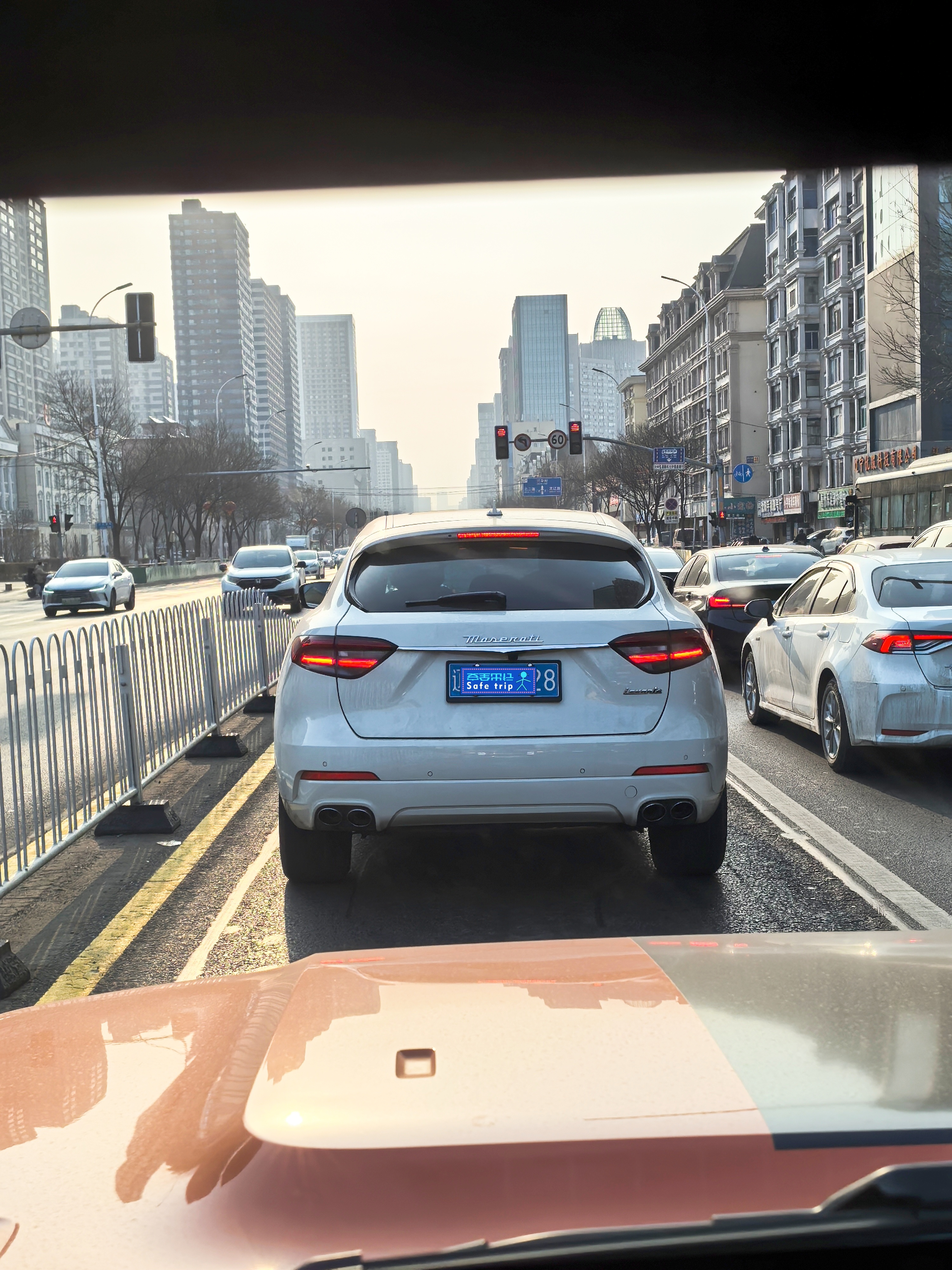 买玛莎拉蒂千万不能选这个云雾白，漆面看上去非常没质感，很廉价的赶脚… 