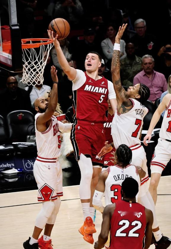 约维奇谈关于进攻体系及其对他的影响以及休赛期的训练重心：“我原本也以为这套进攻体