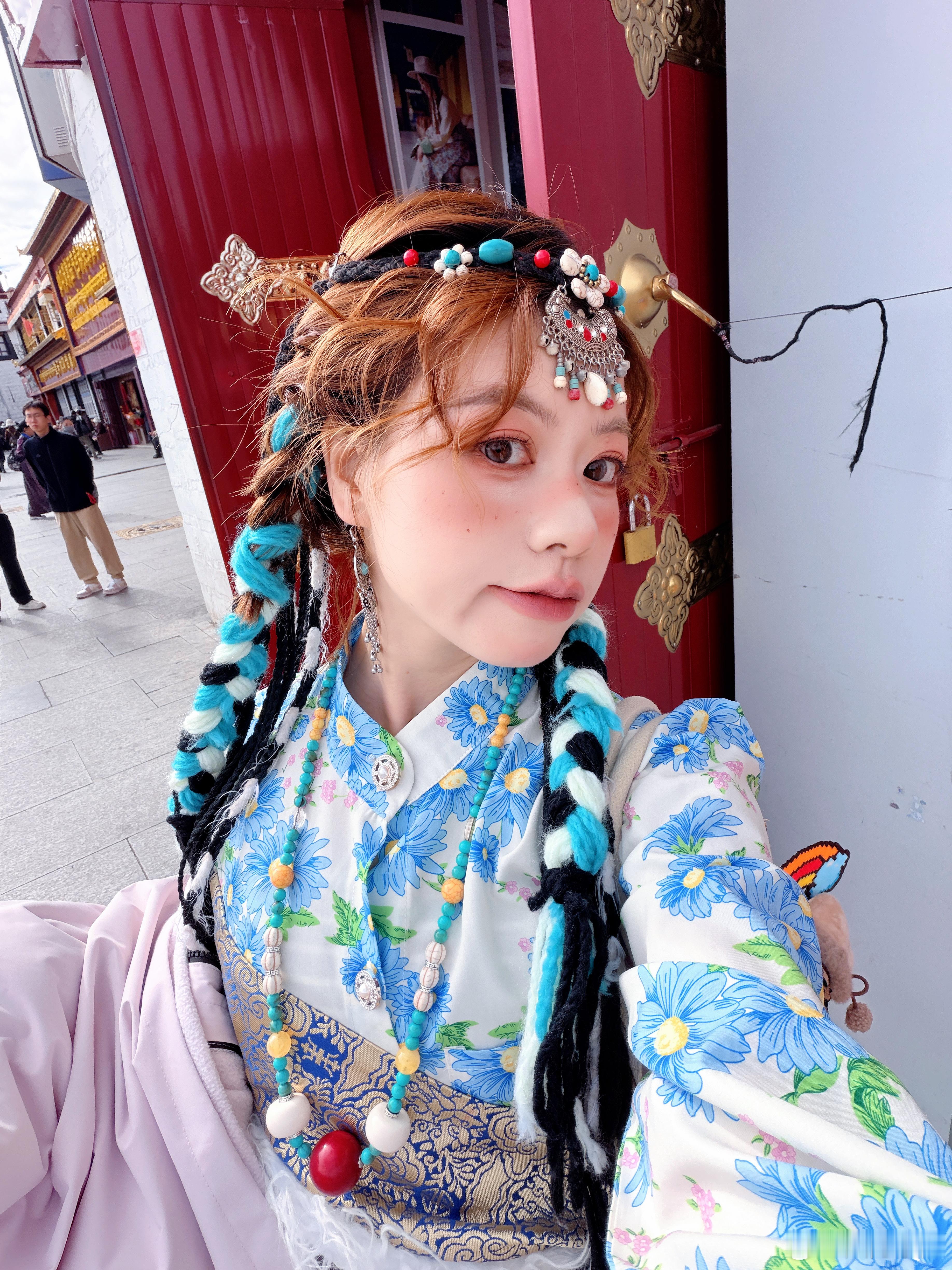 朋友说今天可别再蹦跶了所以我决定做个安安静静的康巴公主[二哈]  ​​​