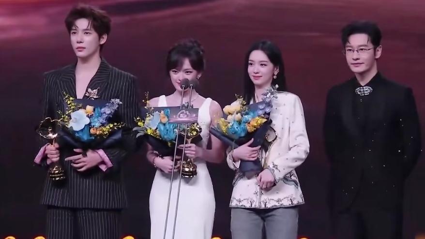 我想说，

周也穿牛仔裤，是对自己的一种赌注。

在微博之夜的红毯和舞台，女星们