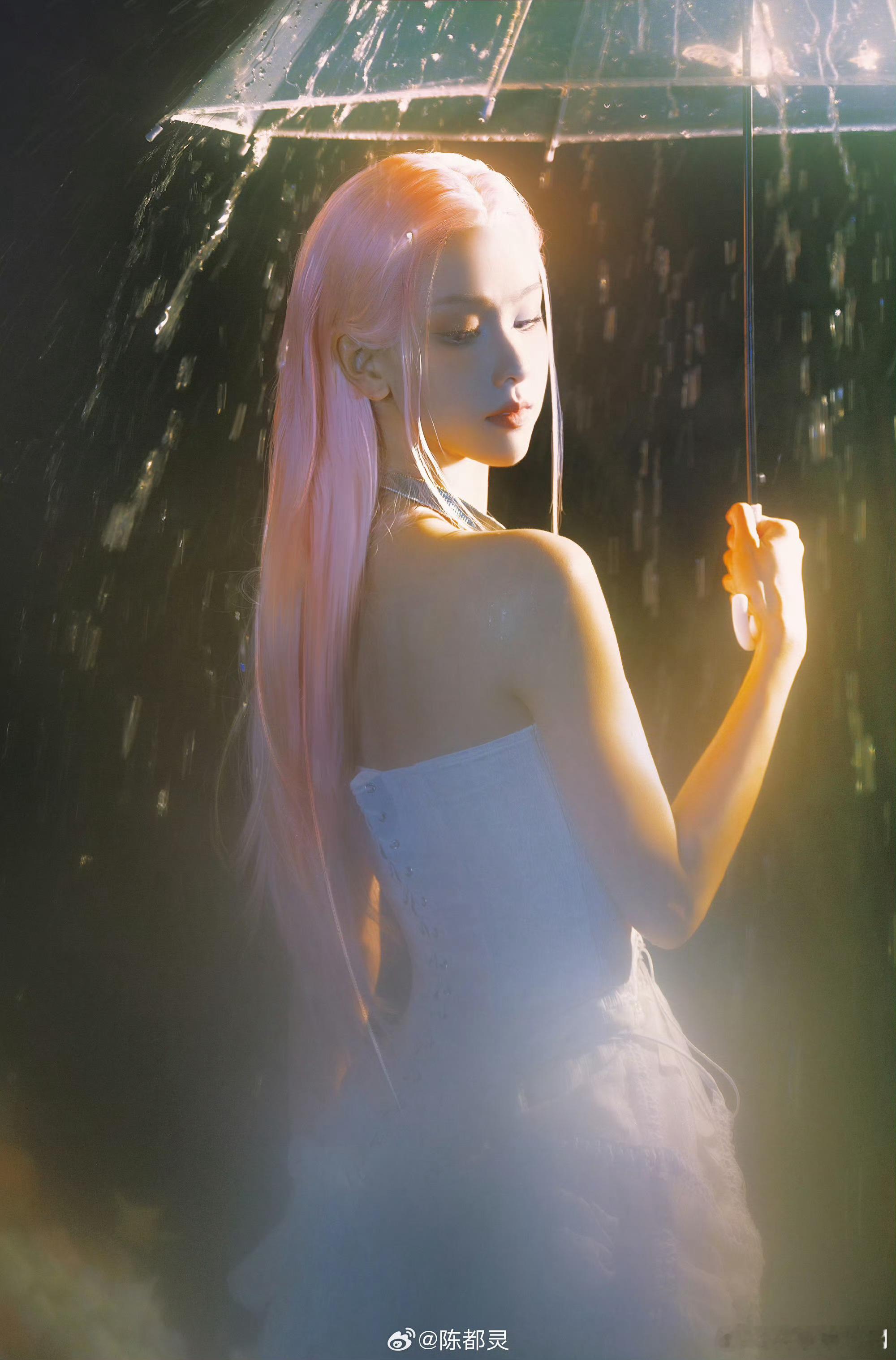 #陈都灵粉瞳仿生人##陈都灵仿生人皮肤# 我的老天奶！嘟嘟好美 ​​​
