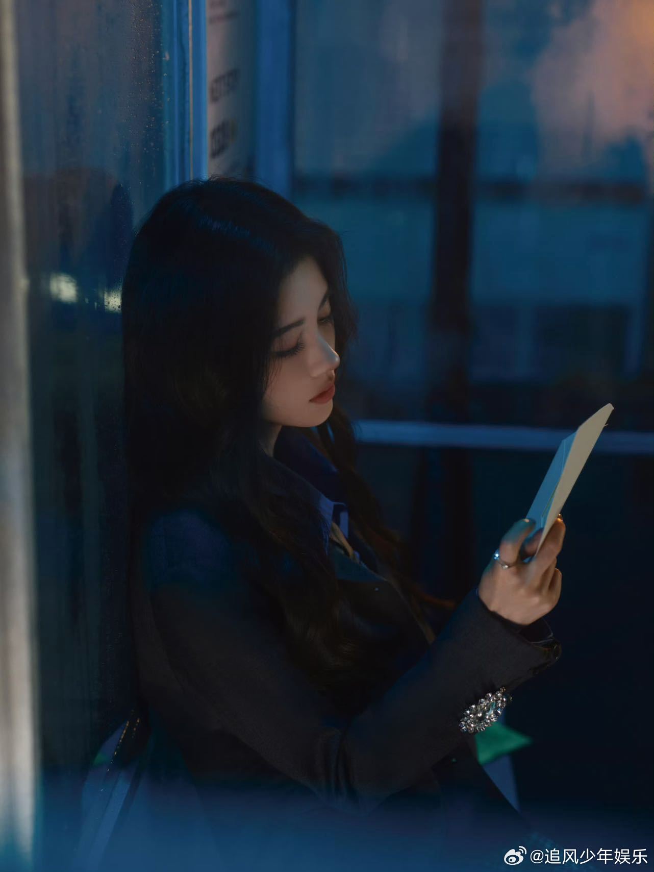 鞠婧祎唱的雨爱 刚看完的《雨爱》舞台，现在还在循环播放！她的声音里好像带着雨丝的