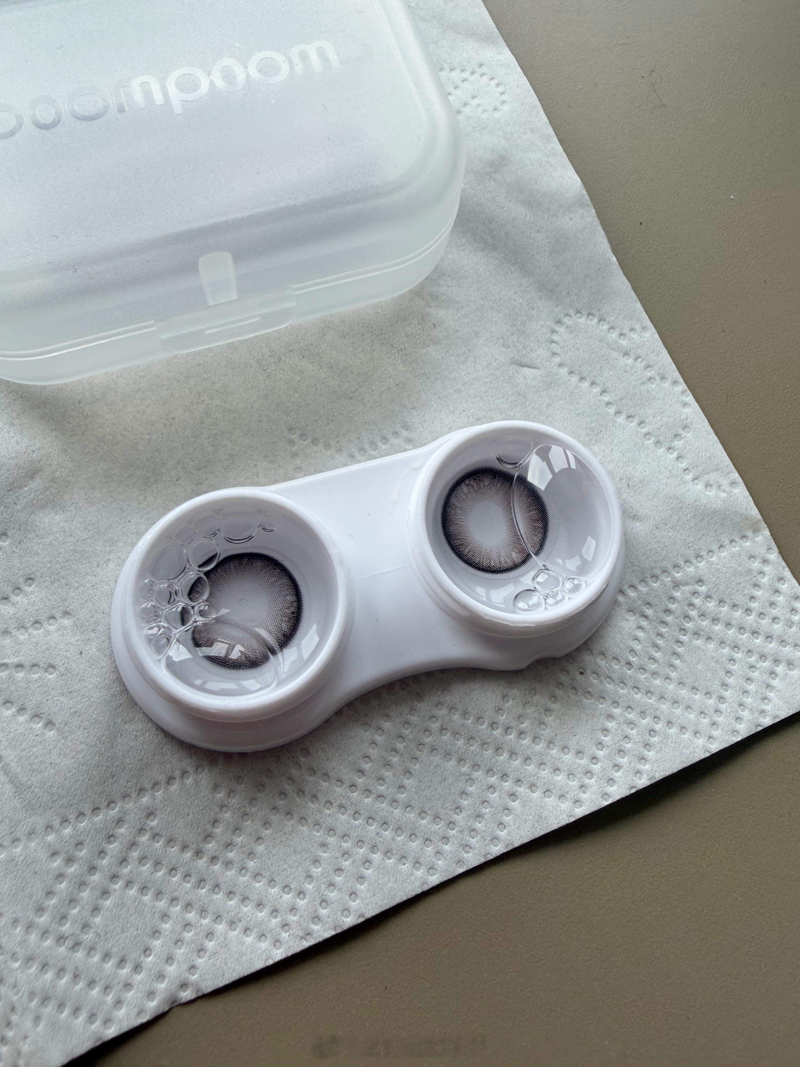 来工作室准备戴备用的隐形眼镜，好久没碰它竟然干巴了，刚用眼睛水泡上了，不知道还能