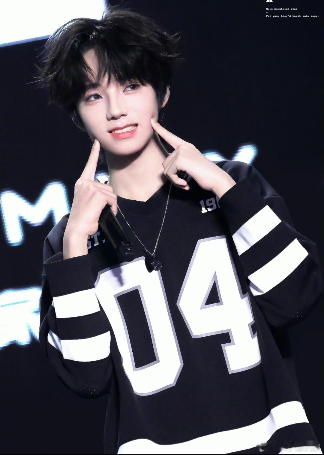 还以为王橹杰穿睡衣上班 王橹杰上班路透氛围感拉满！宽松软糯的针织开衫慵懒又随性，