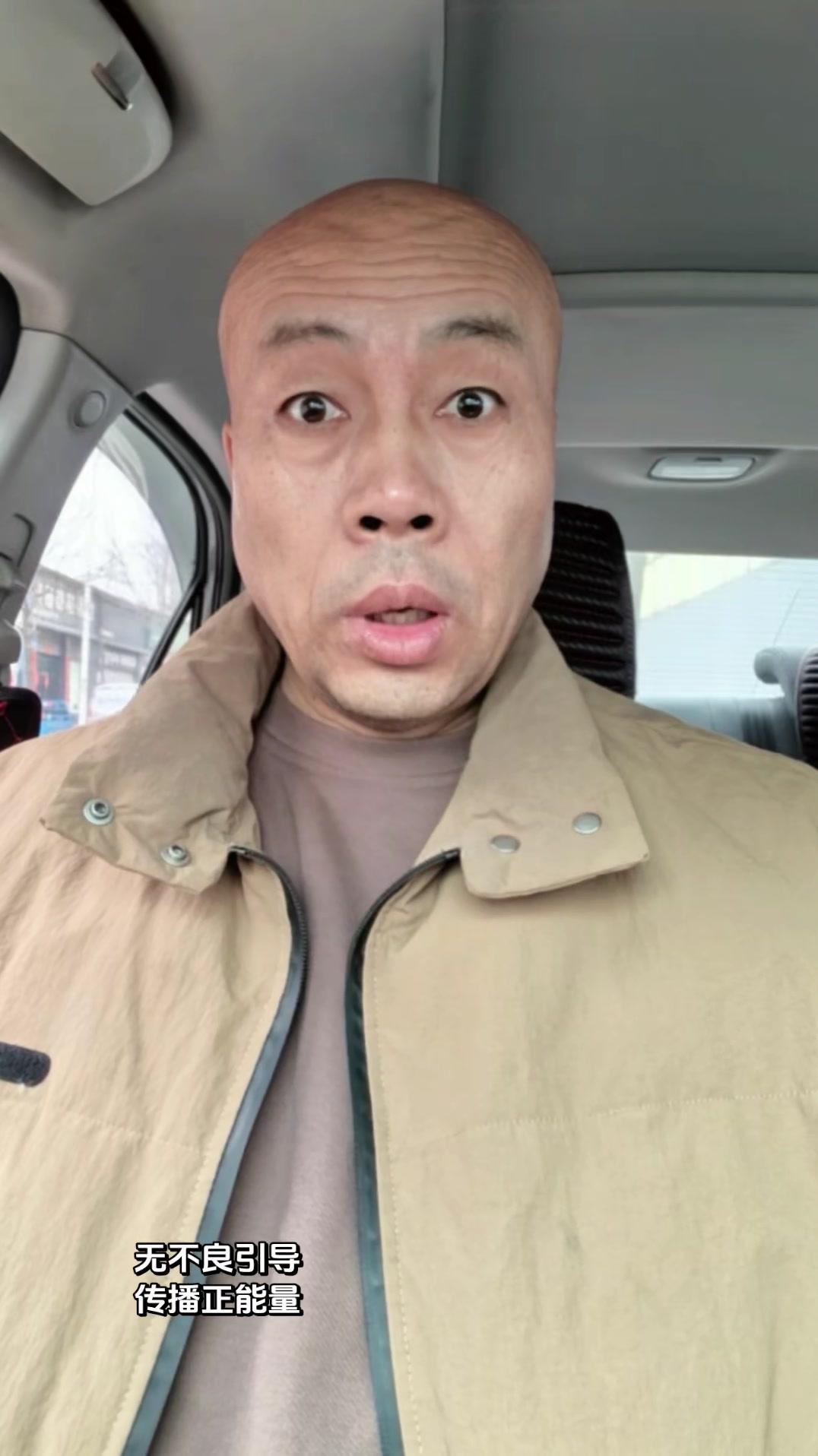 刷到消防员的视频，心里酸酸的。他们逆火而行，烟火里藏着铁血柔情。
夜幕下，火光与