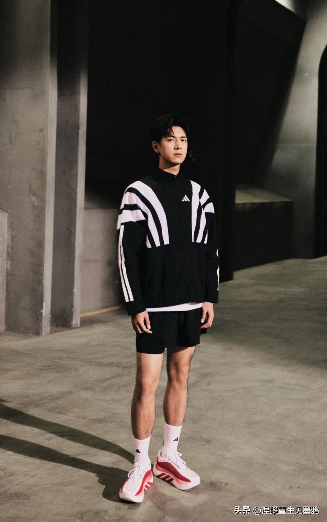 “185笨蛋帅哥”李现展现运动魅力之际，于暗调空间中，李现俯身认真系紧鞋带，那专