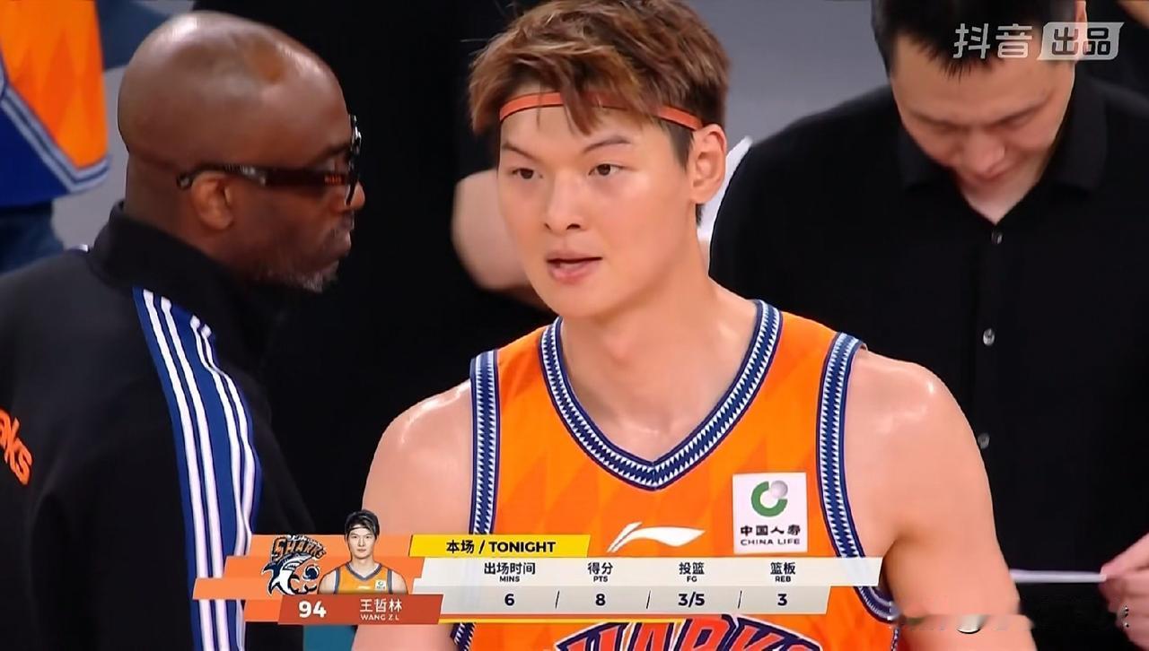 上海久事中锋王哲林真是太想赢球了！在今天上海久事主场迎战浙江浙商证券的总决赛G5