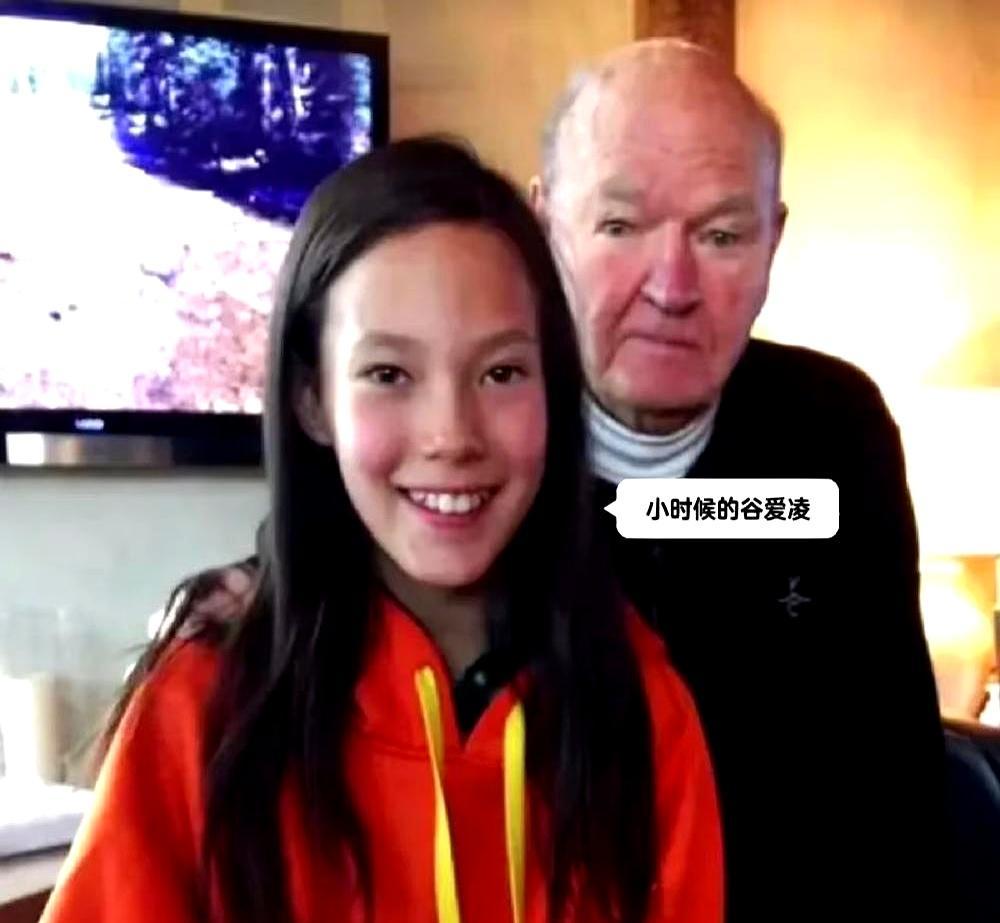 11岁，她把一头黑发染成金色，从此再没换过。
 
发根冒出一点黑，就立刻被盖掉。