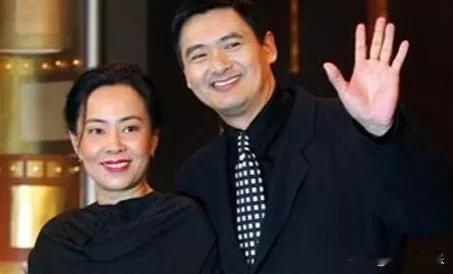 娶了富婆的5位男明星[玫瑰]

第1，迟重瑞（妻子陈丽华）

第2，周润发（妻子