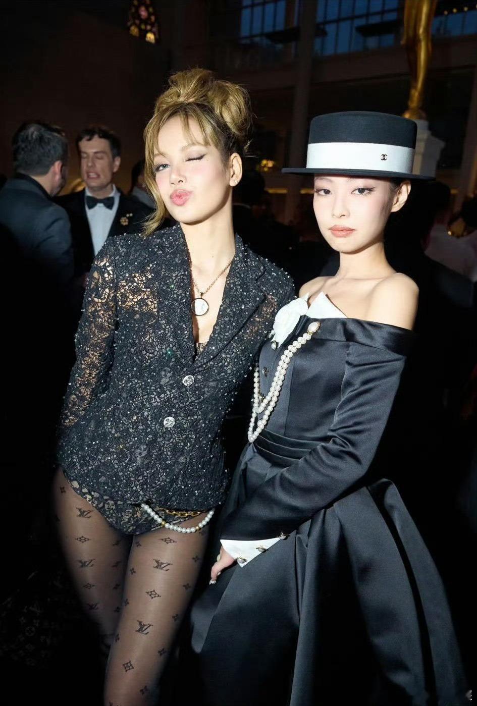 Lisa和Jennie合照 我等的就是这天 📸 ​​​