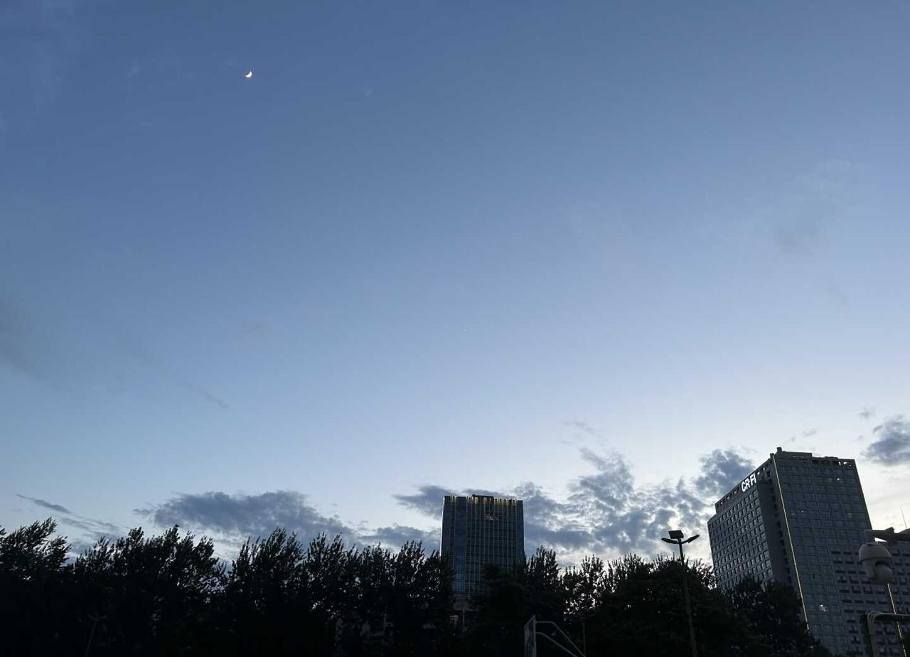 我最近总在听播客 从中可以明白很多道理 其实很多时候不是别人不爱我们了 只是我们