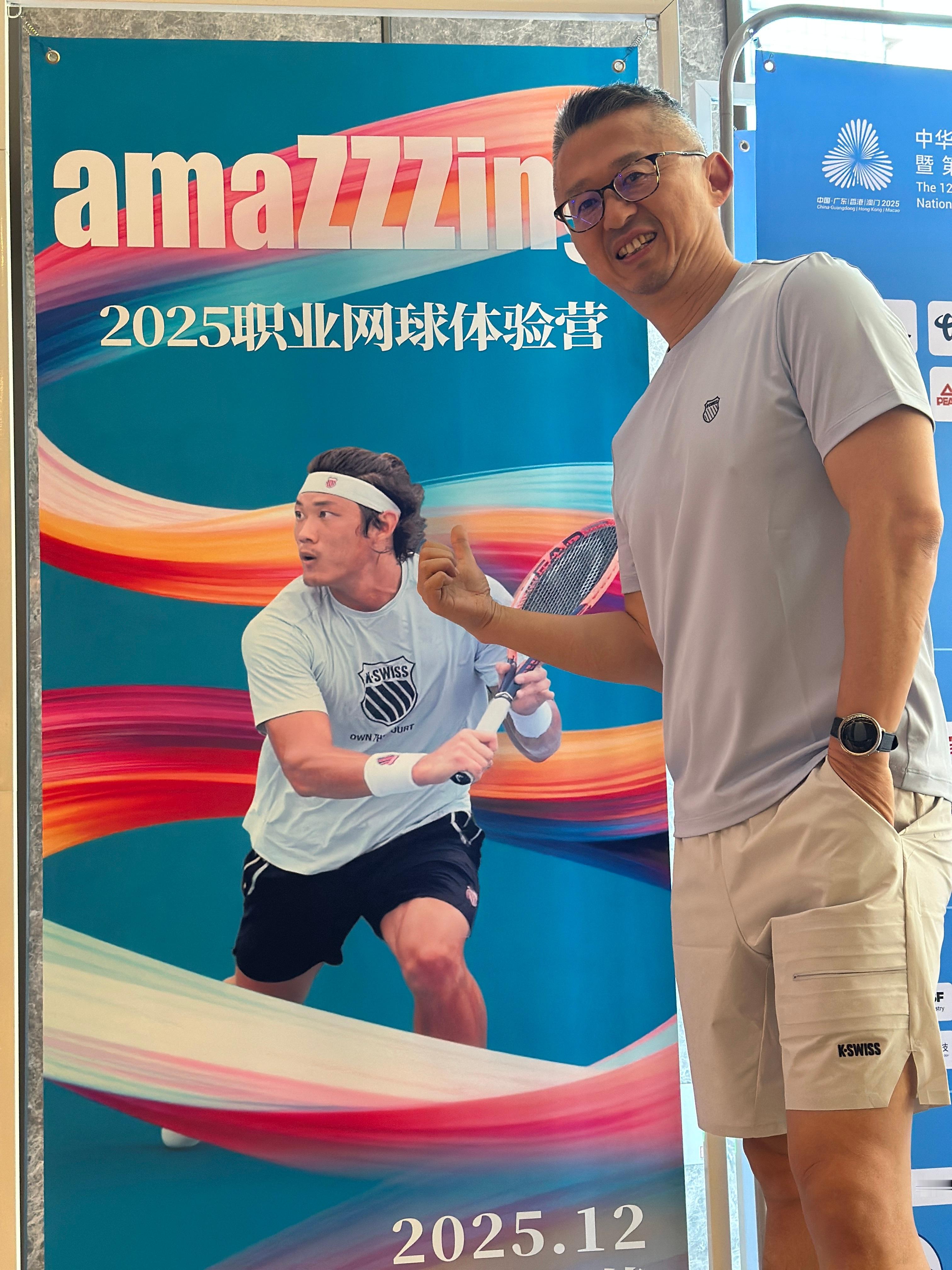 新球衣穿起，和张之臻这回职业网球东莞体验营海报上的球衣同款颜色，我感觉还得是我这