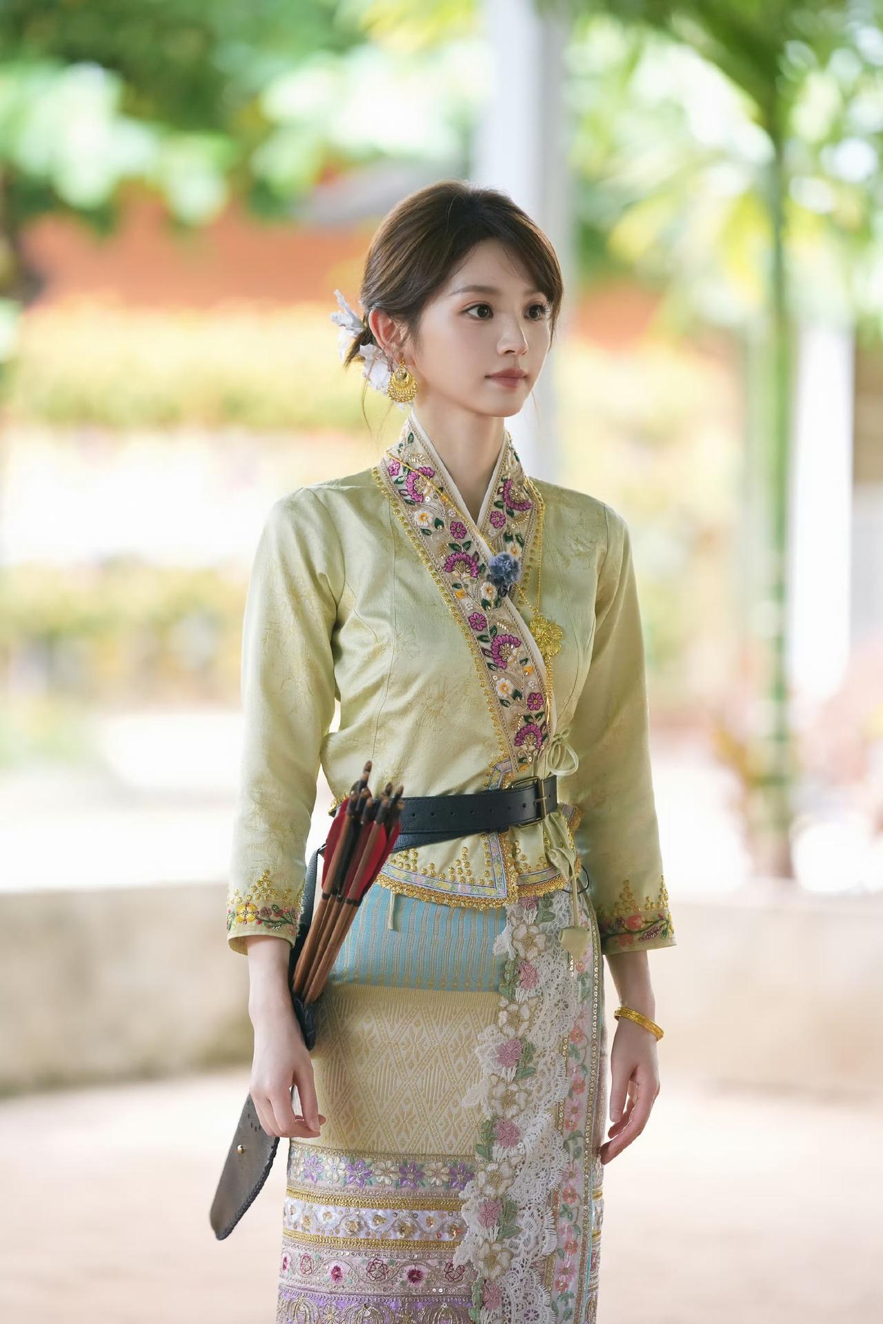 田曦薇傣族服饰造型，温婉又有飒爽感，太适配了……
 
换上傣族特色服饰的小田，真