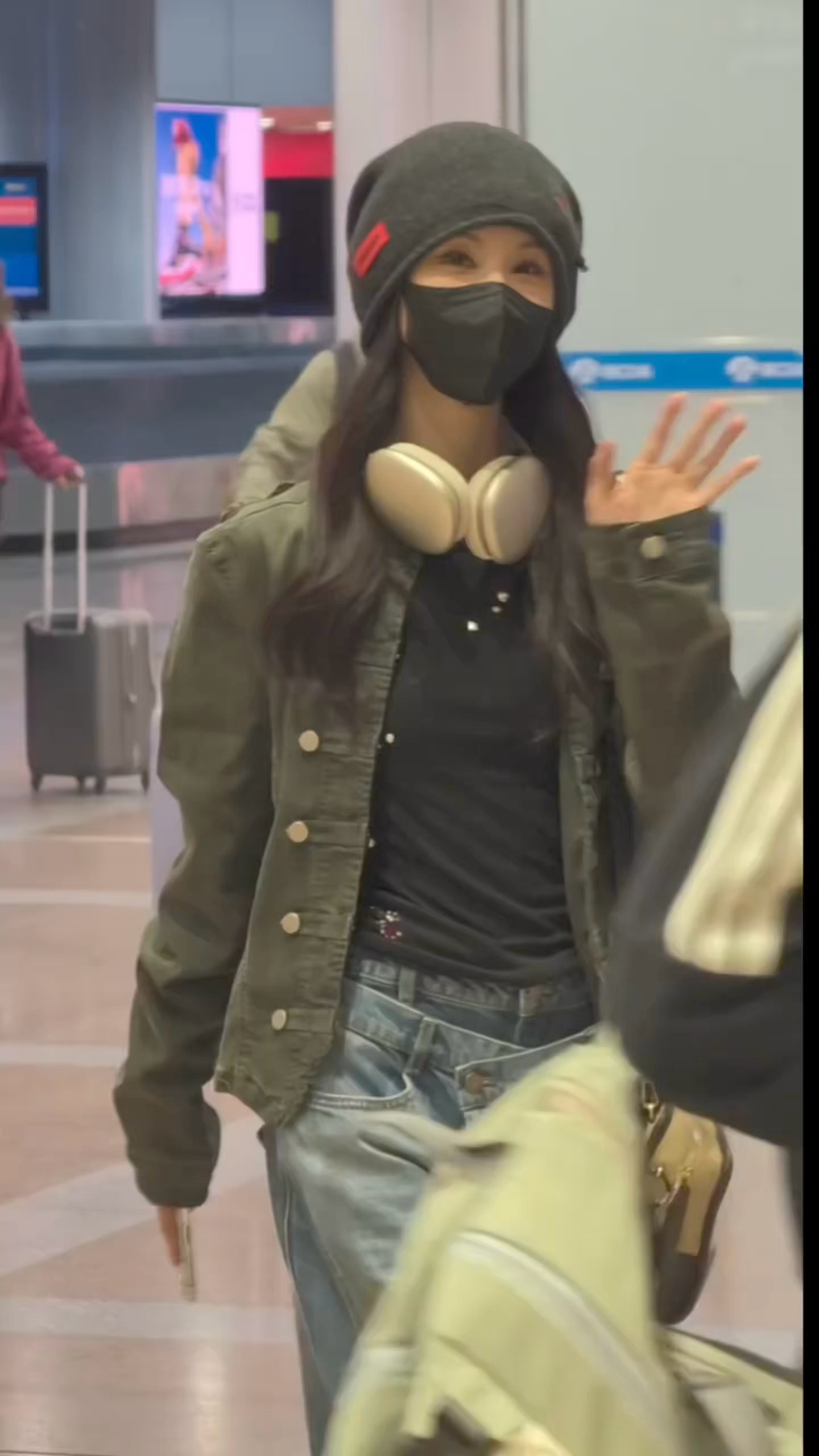 这个小嘟嘟也是玩上西海岸了……感受🥵陈都灵也是玩上西海岸了