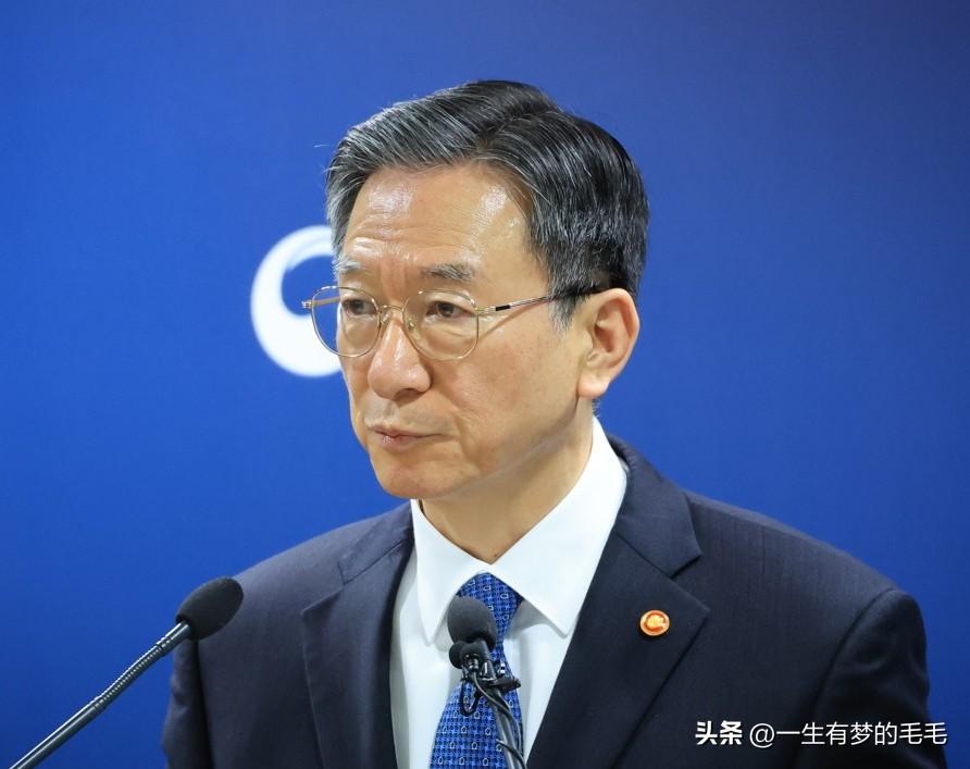 11日，韩国法务部长官郑成浩就网络博主金吾俊提出的“李在明总统相关撤销公诉交易说