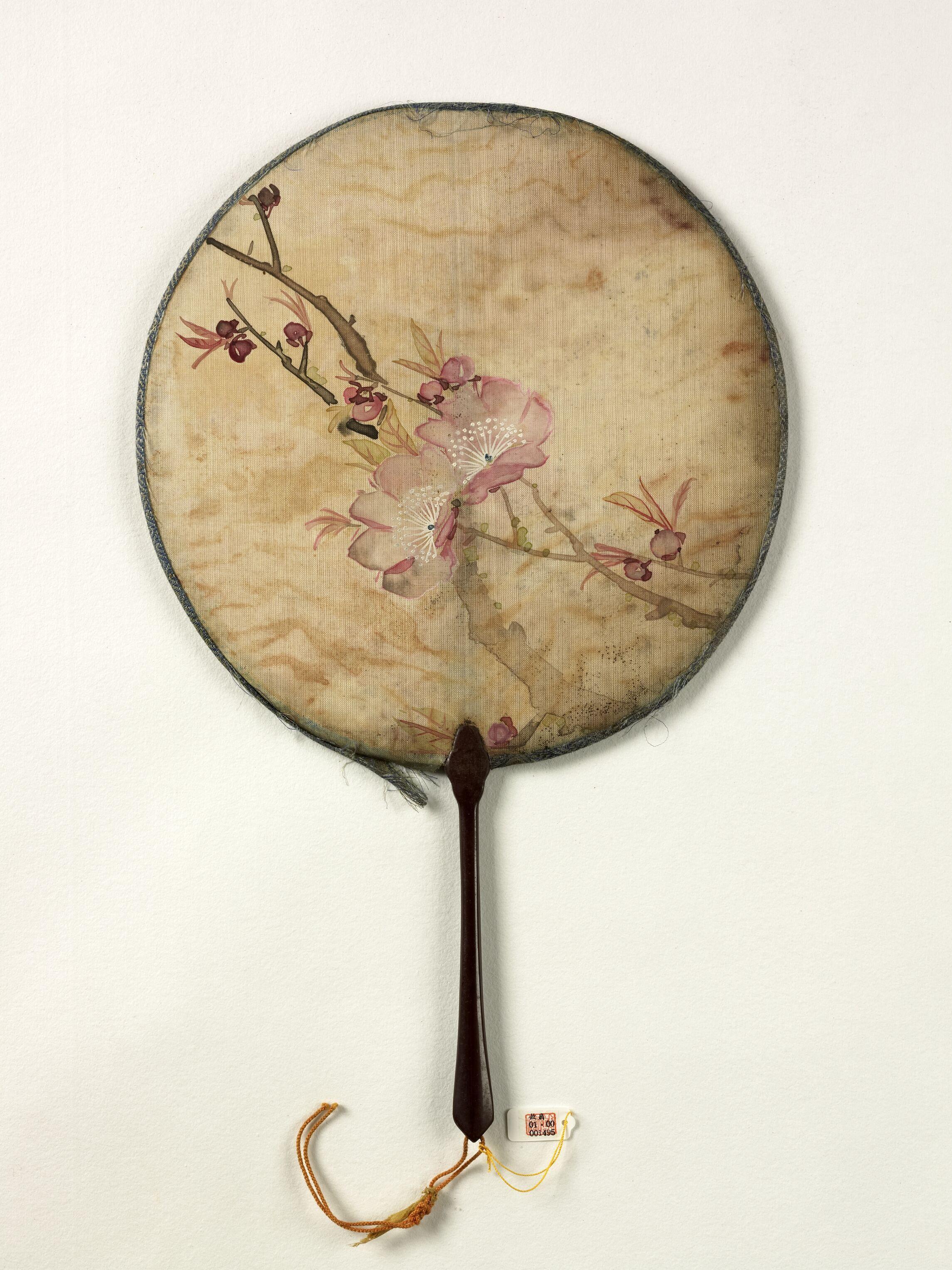 【200年前，扇上的一朵花开🌸】-图｜清·佚名 花卉成扇 台北故宫博物院藏遇见
