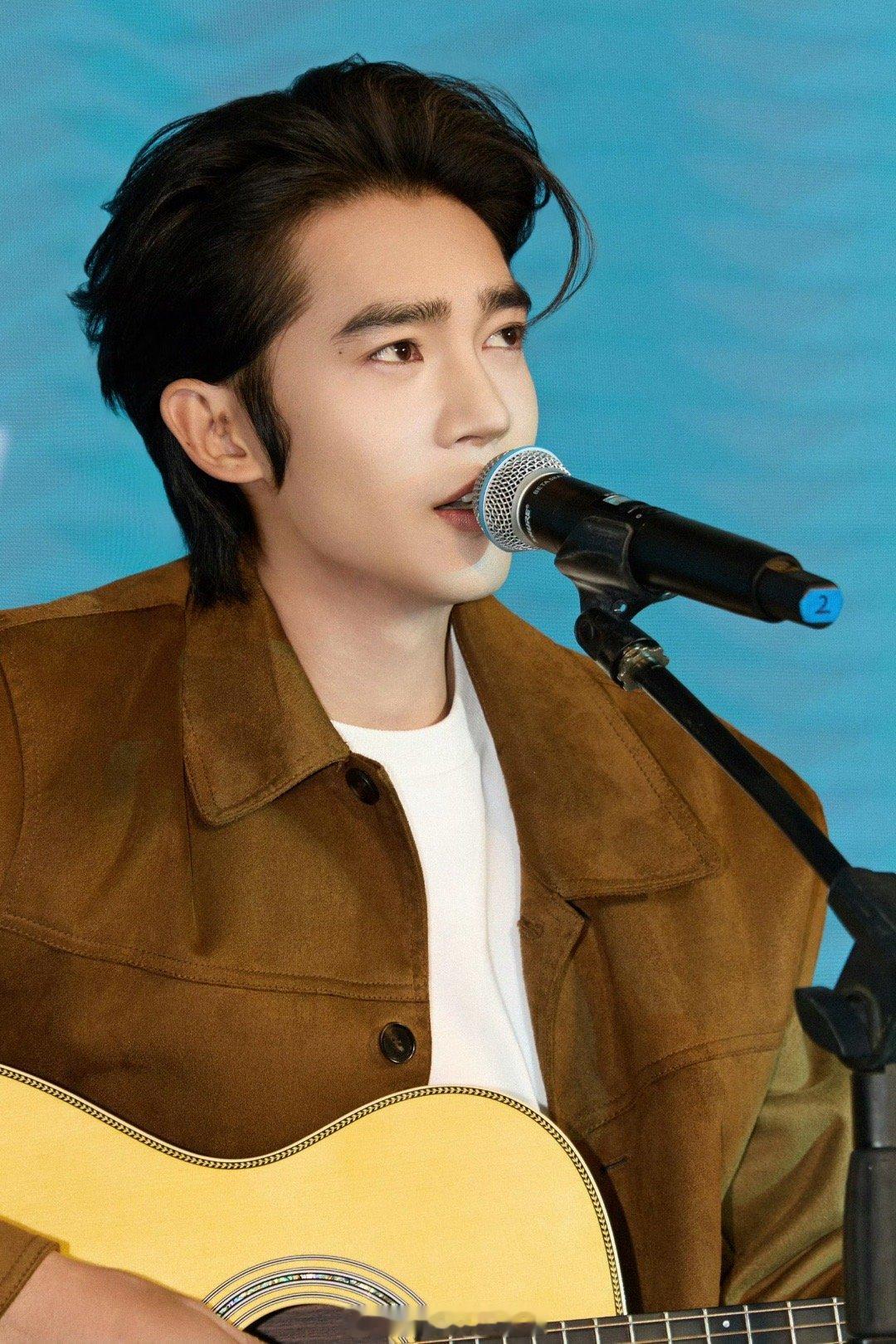 于适最近两天连着的线下活动状态都特别好，大帅哥就是这样出现即吸粉