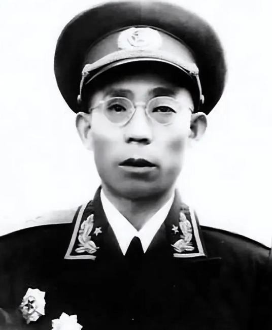1936年秋，松潘草地深处，一个红军团长被五花大绑，即将枪毙。在此之前，贺龙只问