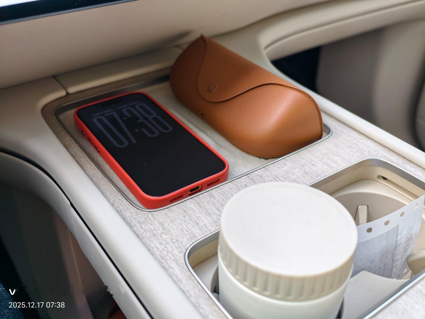 测了下，Livis 放 ES8 的无线充电位，尺寸刚好但就是不充电，倒也没有提示