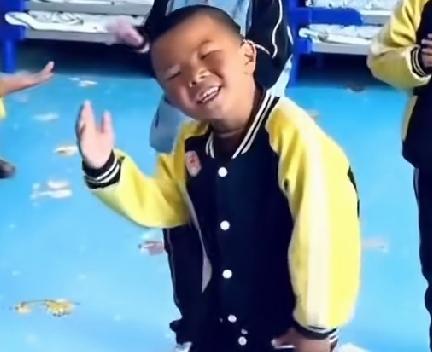 长得烟熏火燎，唱的余音绕梁！五岁的年龄，五十岁的台风，他怎么做到又稚气又油腻的，
