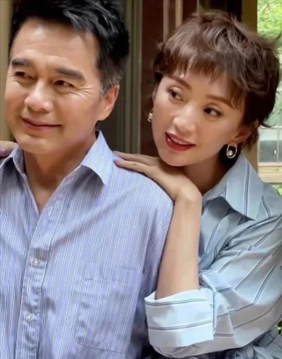 许亚军60岁了，娶了个比他小12岁的媳妇张澍，两人感情很好，老是撒狗粮。结婚后，
